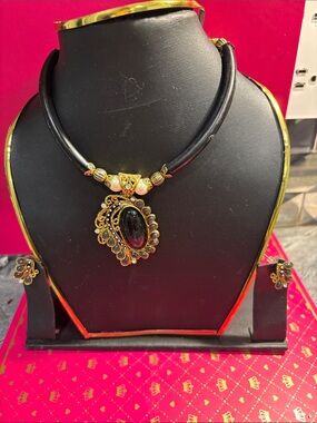 Black and Gold Pendant Necklace Set - Elegant Women's Jewelry